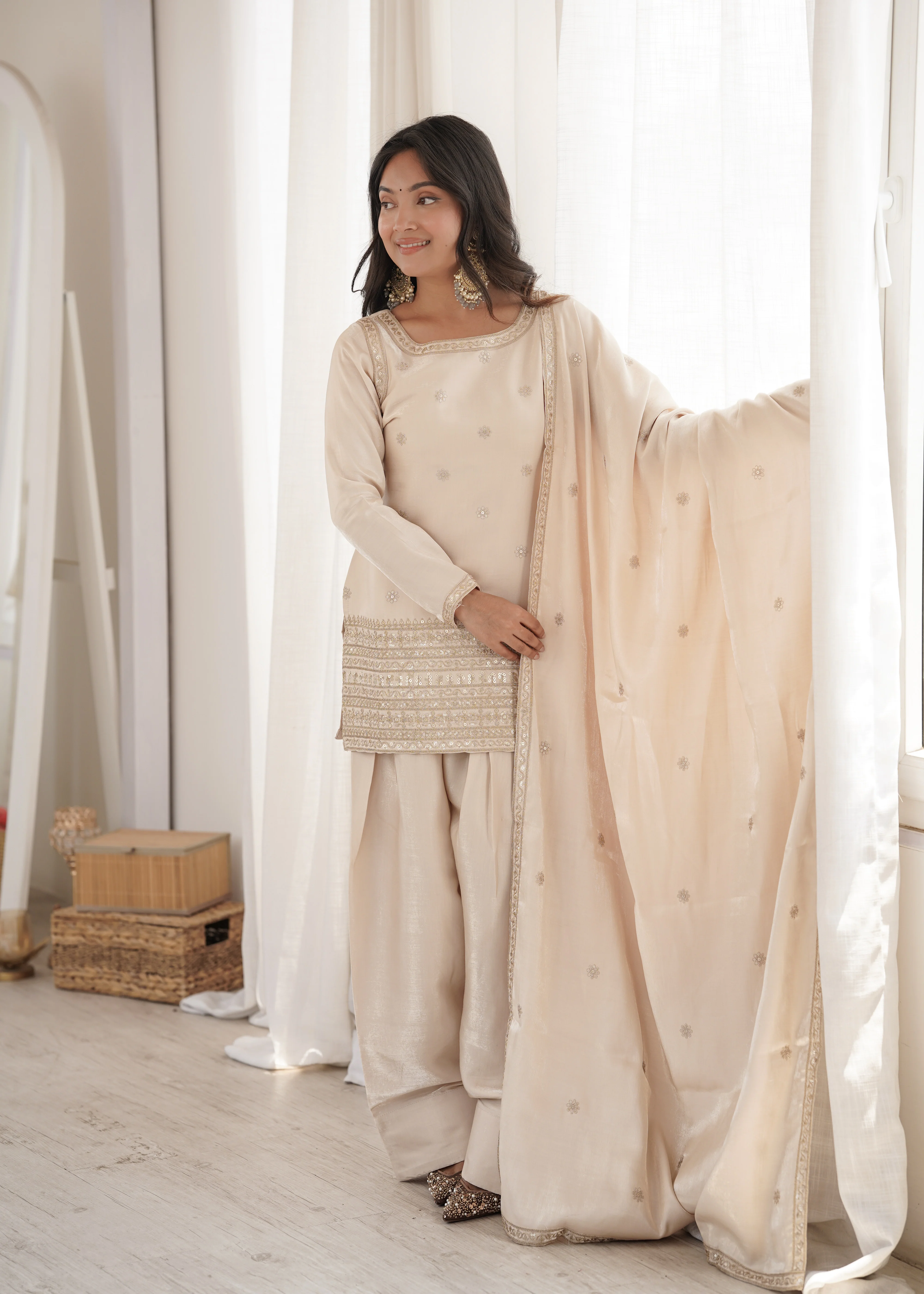 Graceful Cream Glass Roman Silk Jari Work Kurta with Designer Dupatta - Image 2