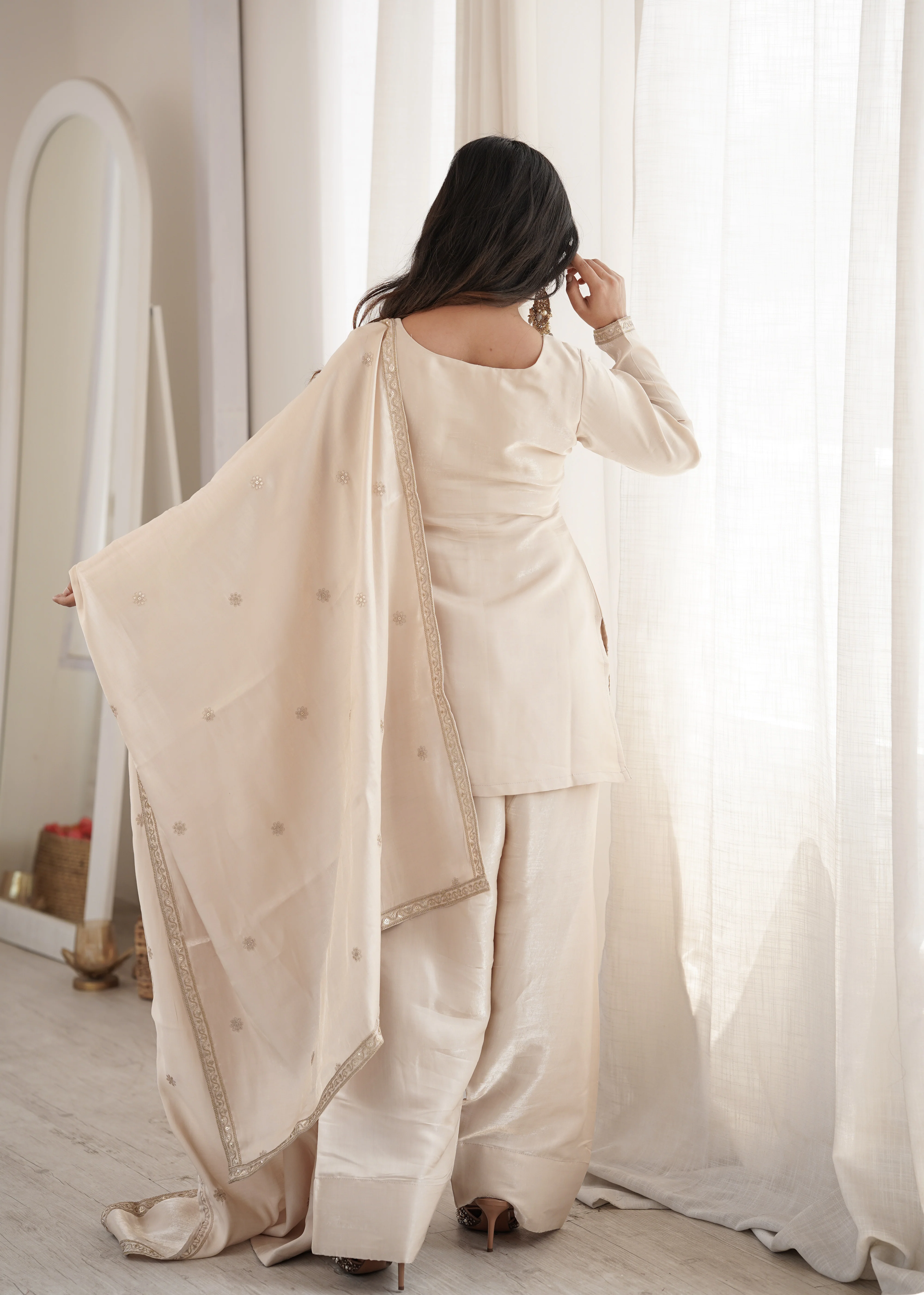 Graceful Cream Glass Roman Silk Jari Work Kurta with Designer Dupatta - Image 6