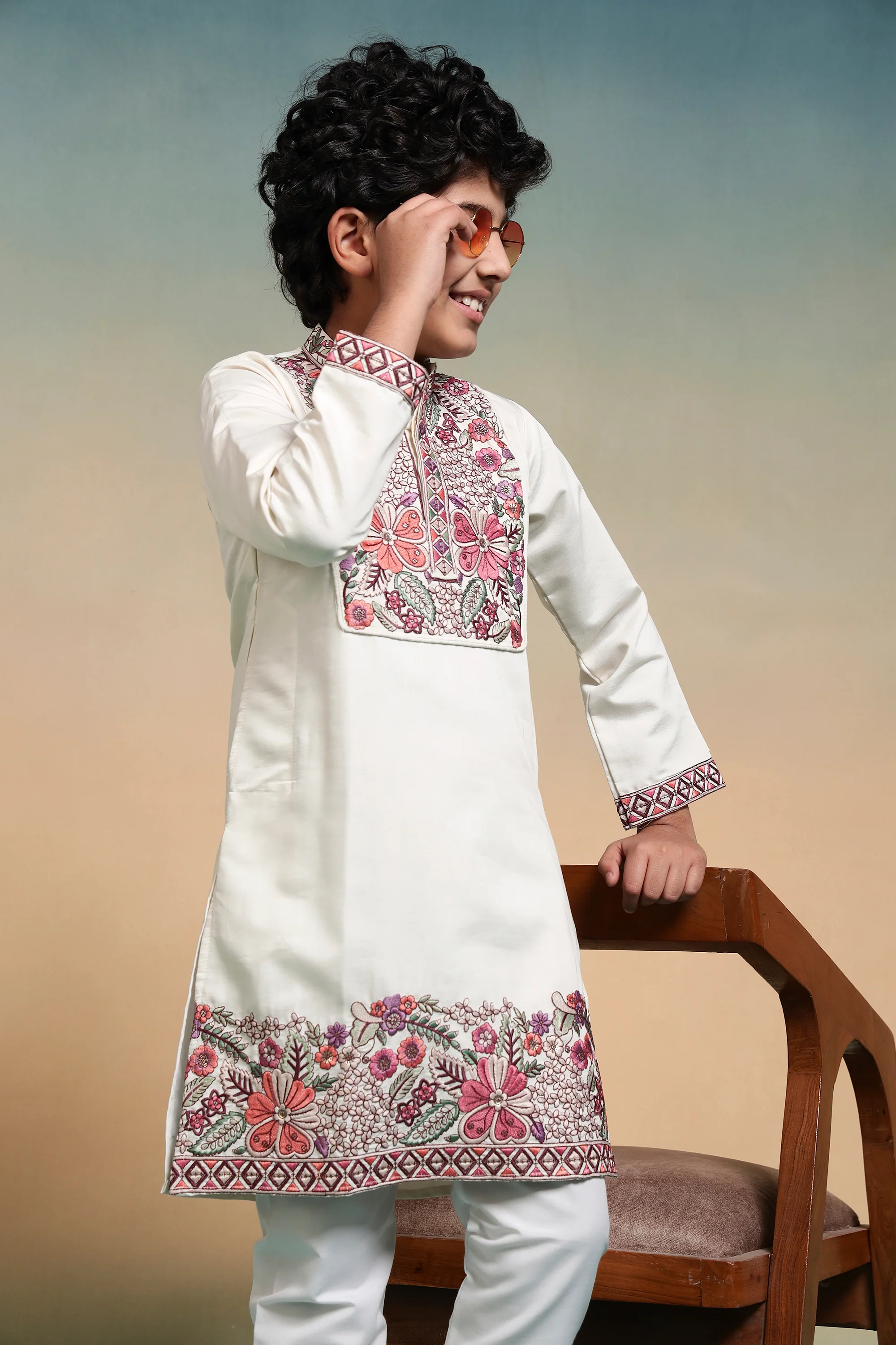 White Embroidered Work Kurta Pant Set For Festive Season - Image 2