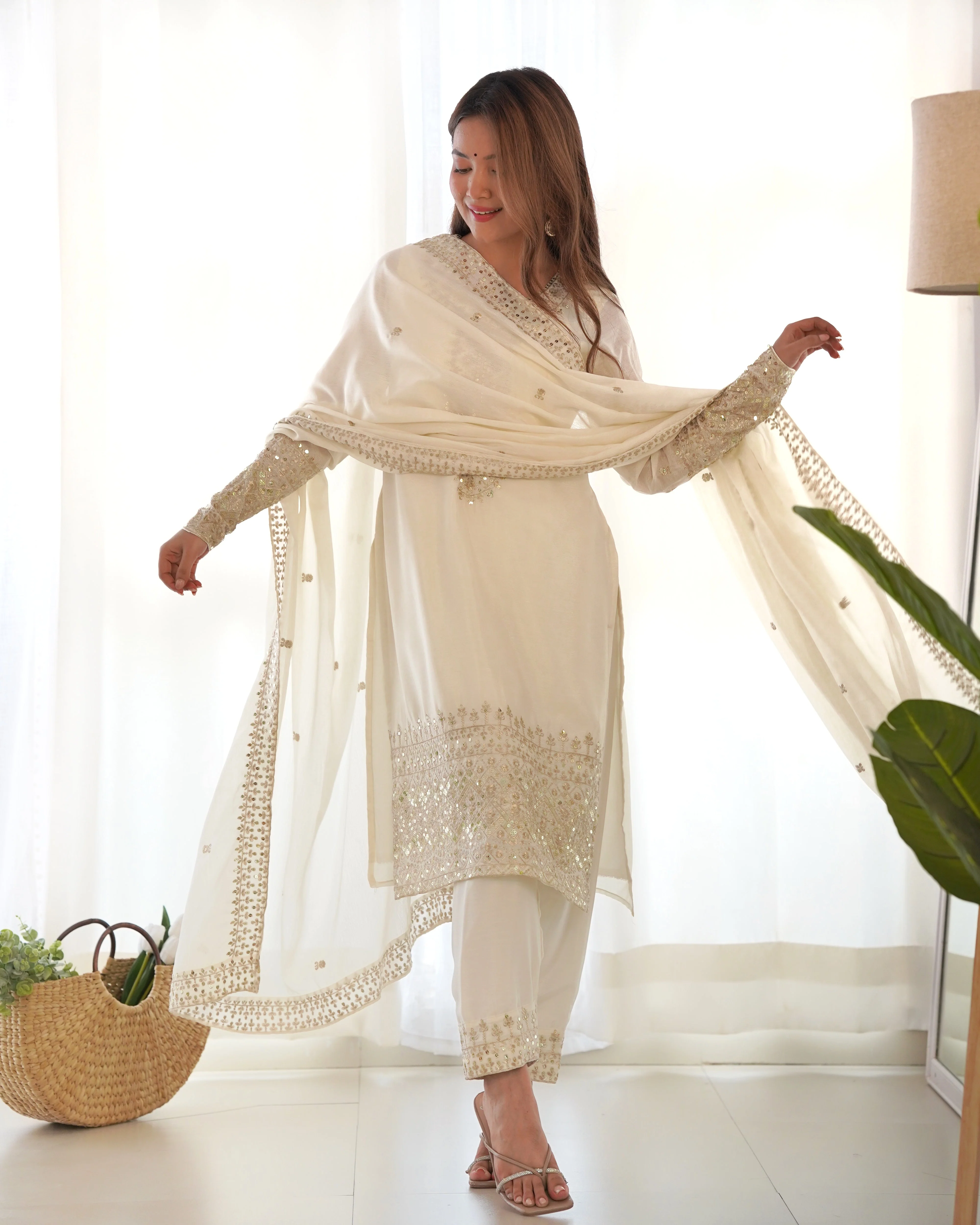 White Pure Chinon Silk Kurta Suit Set With Dupatta & Pant - Image 2