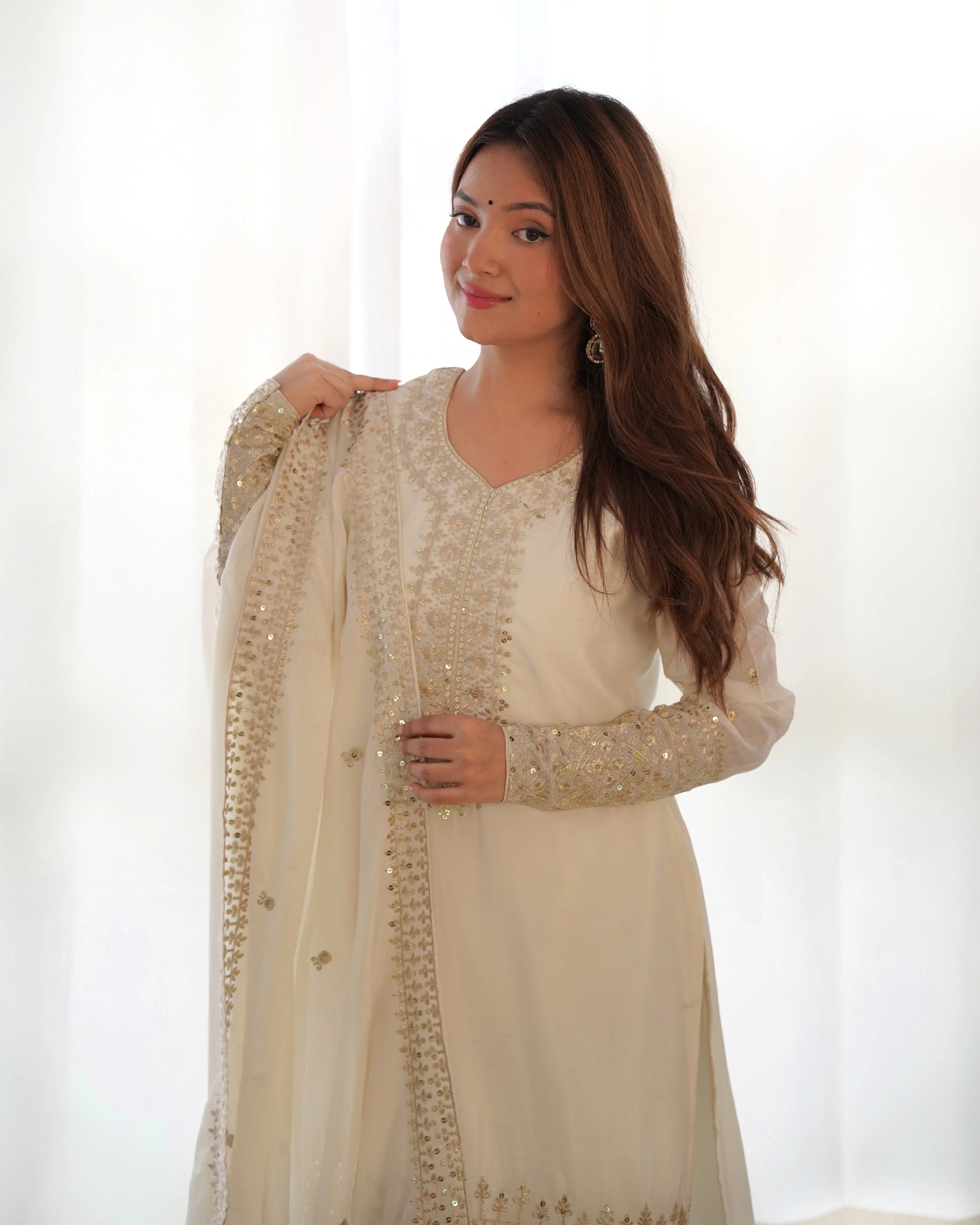 White Pure Chinon Silk Kurta Suit Set With Dupatta & Pant - Image 3