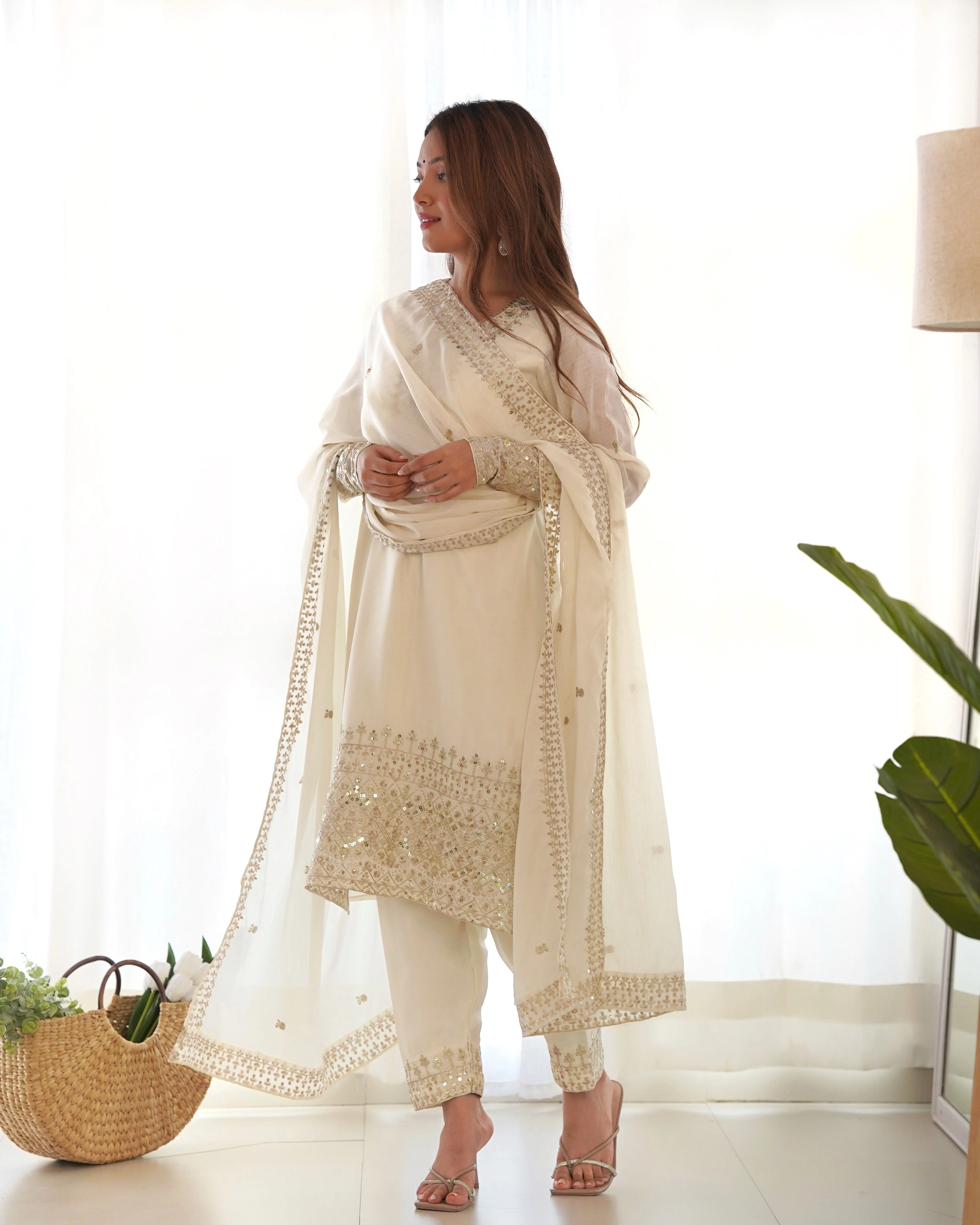 White Pure Chinon Silk Kurta Suit Set With Dupatta & Pant - Image 4