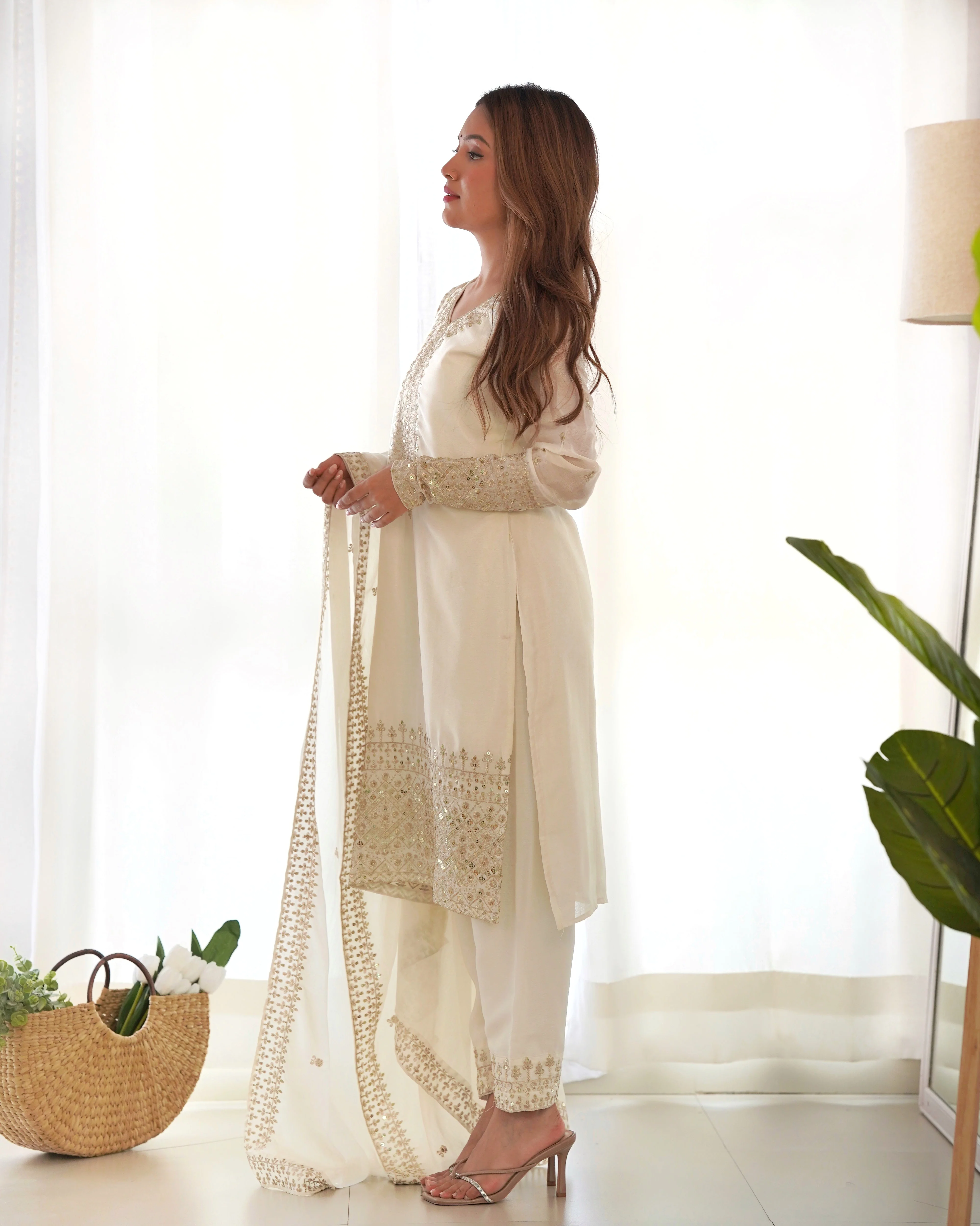 White Pure Chinon Silk Kurta Suit Set With Dupatta & Pant - Image 5