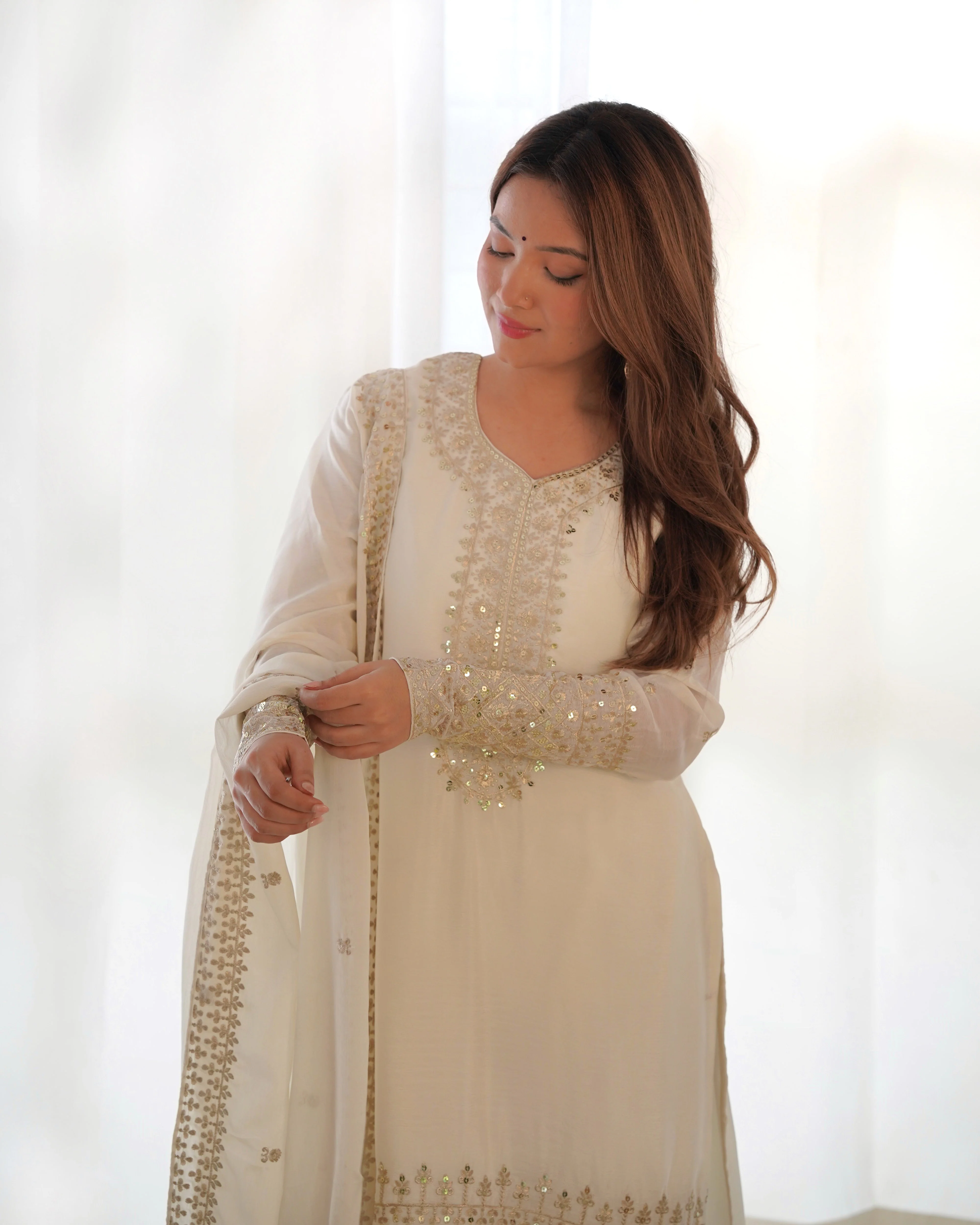 White Pure Chinon Silk Kurta Suit Set With Dupatta & Pant - Image 6
