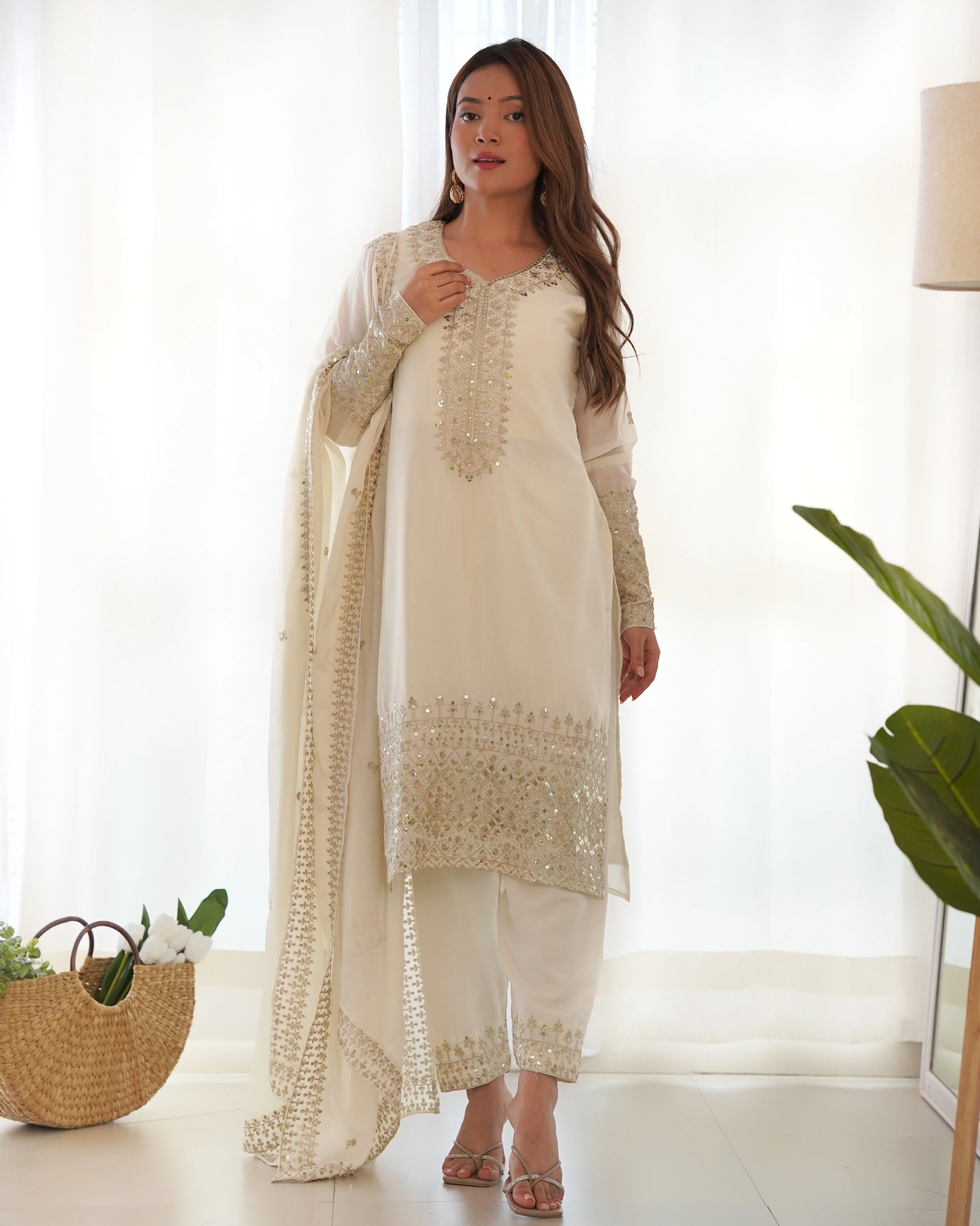 White Pure Chinon Silk Kurta Suit Set With Dupatta & Pant - Image 7