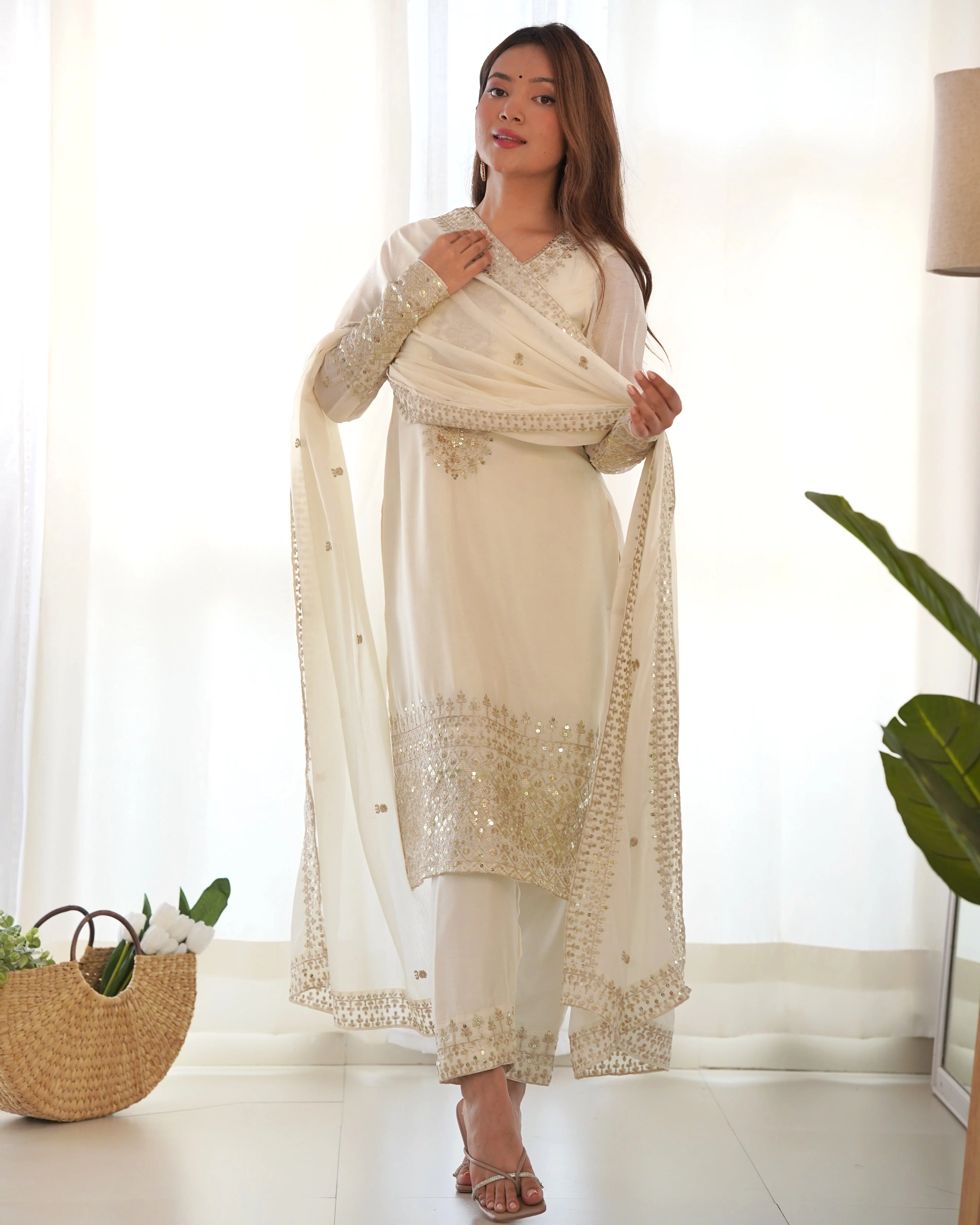 White Pure Chinon Silk Kurta Suit Set With Dupatta & Pant - Image 9